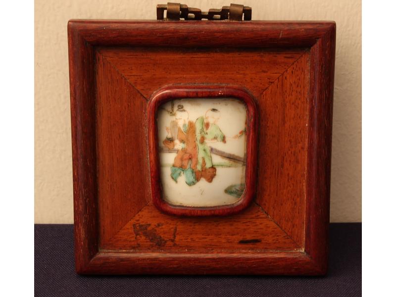 PETITE PLAQUE en porcelaine émaillée à décor...