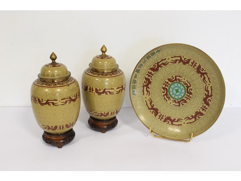 PAIRE DE VASES COUVERTS de forme ovoïde et...