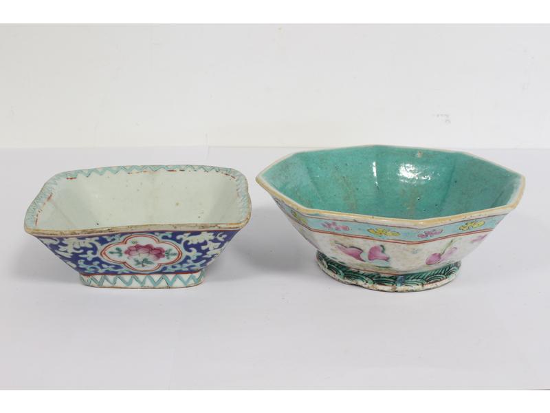 DEUX COUPELLES en porcelaine émaillée famille...