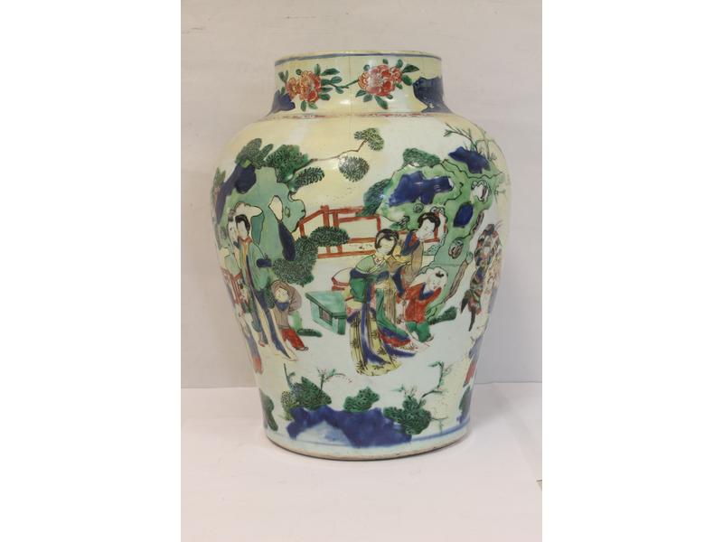 VASE balustre en porcelaine à décor émaillé...