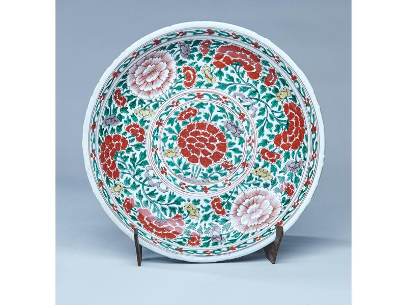 GRAND PLAT rond en porcelaine émaillée famille...