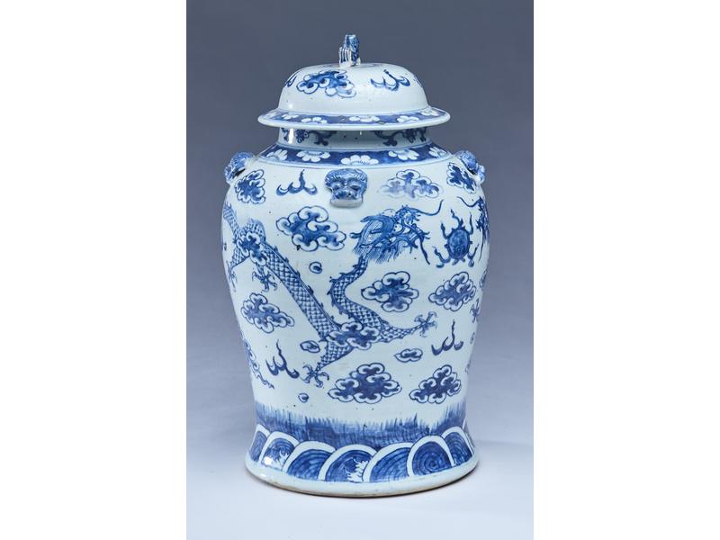 POTICHE couverte de forme balustre en porcelaine...