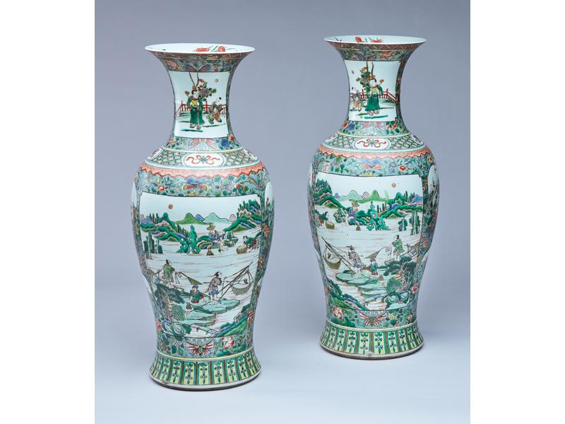 PAIRE DE VASES de forme balustre en porcelaine...