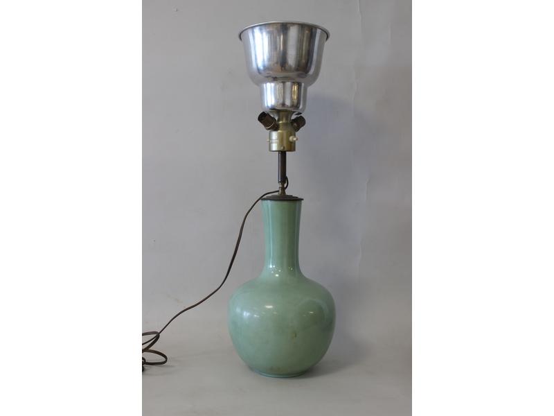 VASE à haut col en porcelaine émaillée c...