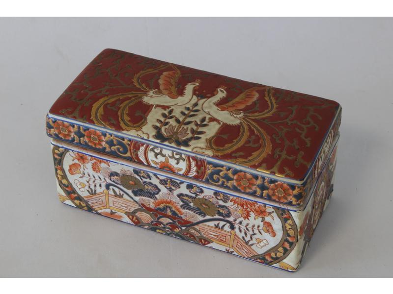 BOÎTE rectangulaire en porcelaine à décor...