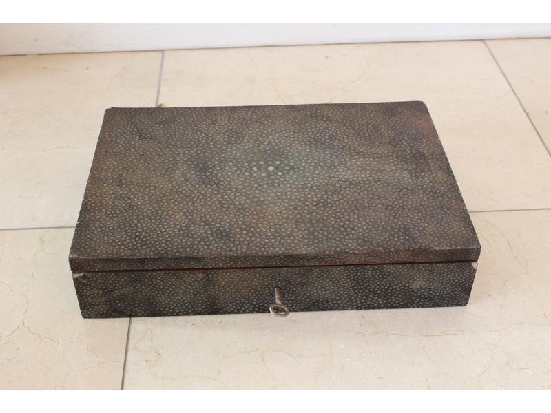 COFFRET rectangulaire gainé de galuchat.
