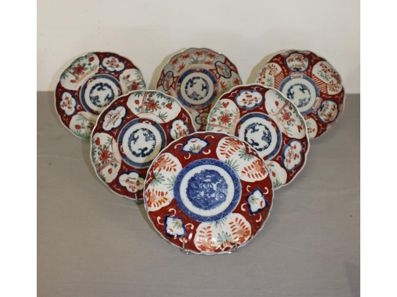 SIX ASSIETTES chantournées en porcelaine...