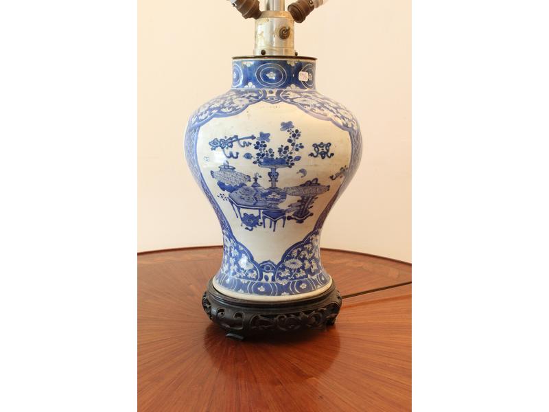 POTICHE de forme balustre en porcelaine à...