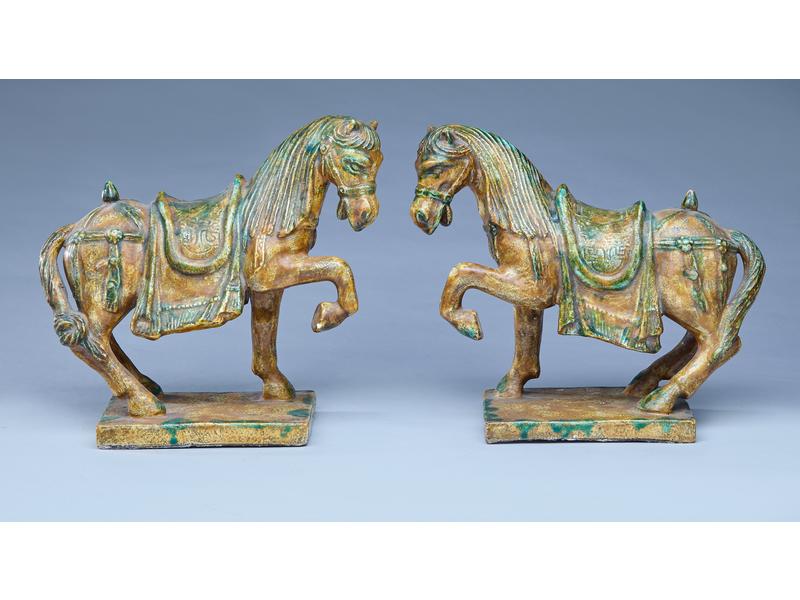 PAIRE DE CHEVAUX avec selle gravée et patte...