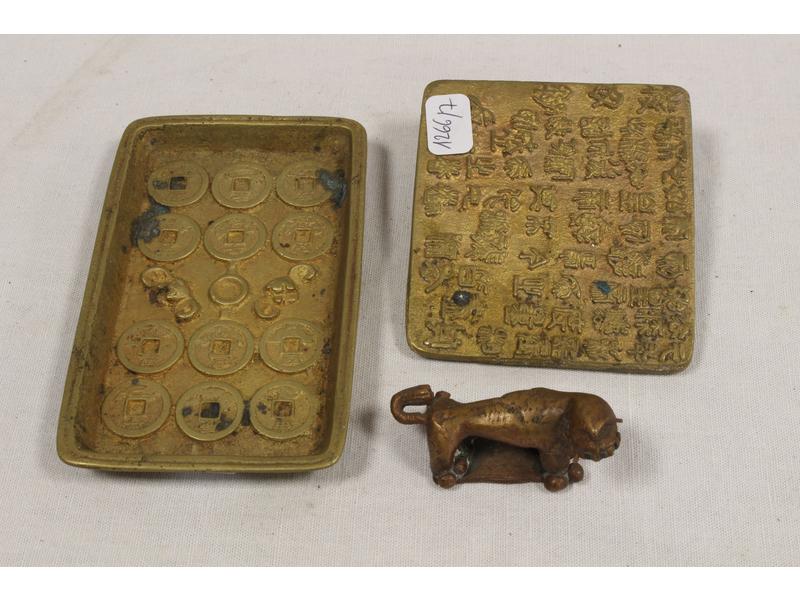 LOT EN BRONZE DORE comprenant COUPELLE rectangulaire...