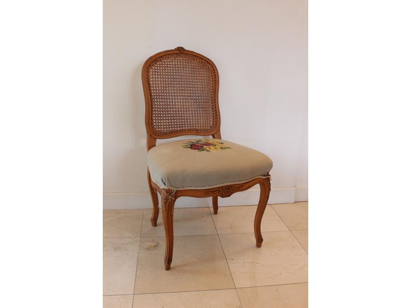 SUITE DE SIX CHAISES en hêtre mouluré, à...
