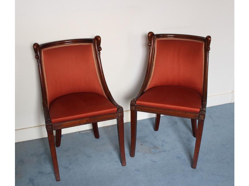 PAIRE DE CHAISES gondoles en acajou et placage...