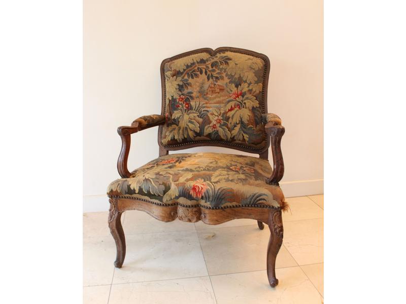 FAUTEUIL à dossier plat en hêtre mouluré...
