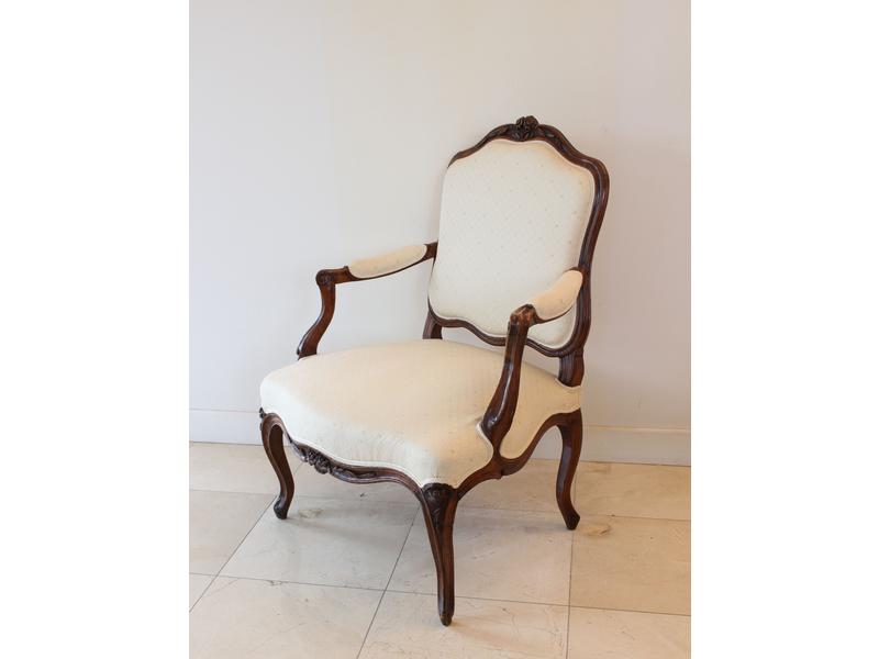 FAUTEUIL à dossier plat violoné en hêtre...