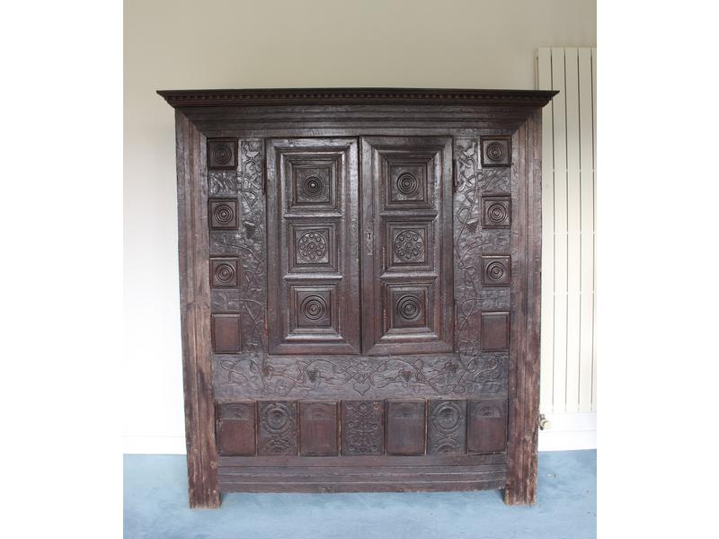 ARMOIRE rectangulaire en chêne richement...
