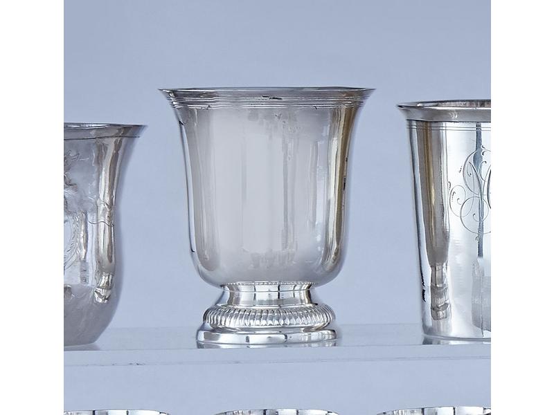 TIMBALE en argent uni sur piédouche à décor...