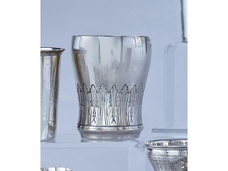 TIMBALE de forme tulipe en argent uni à décor...