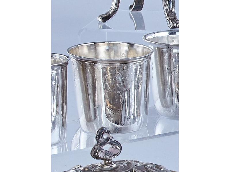 PETITE TIMBALE en argent uni à décor d'une...
