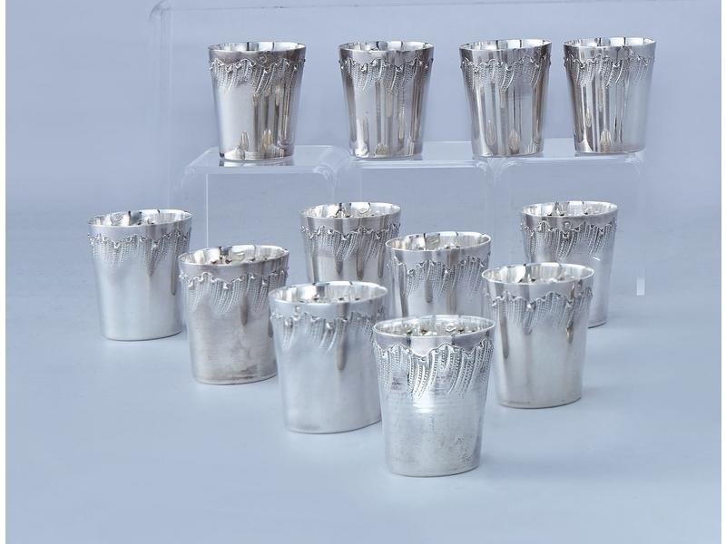 SUITE DE DOUZE GOBELETS A LIQUEUR en argent...