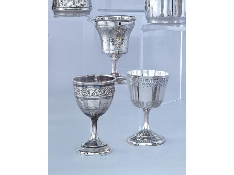 TROIS COQUETIERS sur piédouche en argent...
