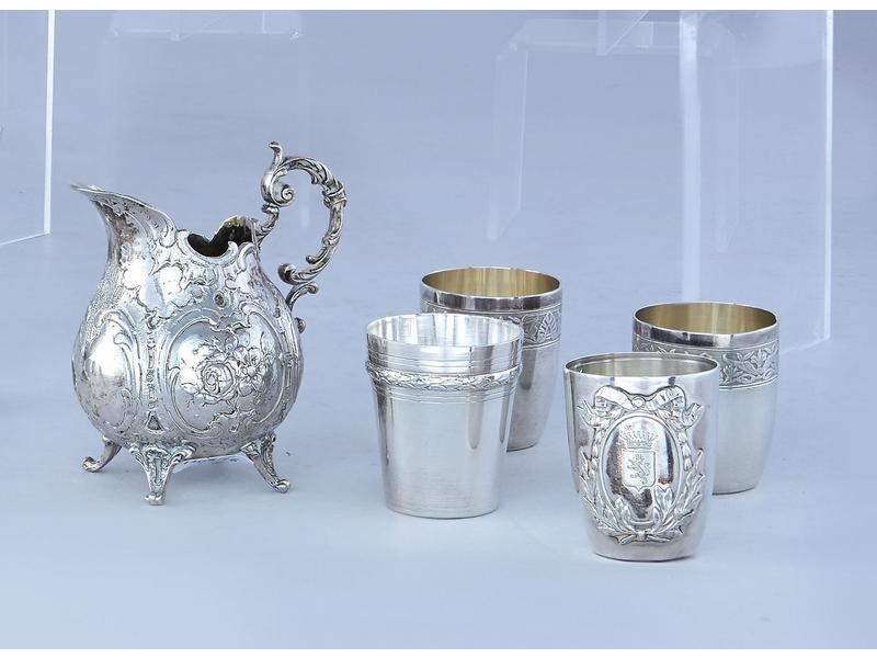 QUATRE PETITS GOBELETS A LIQUEUR en argent...