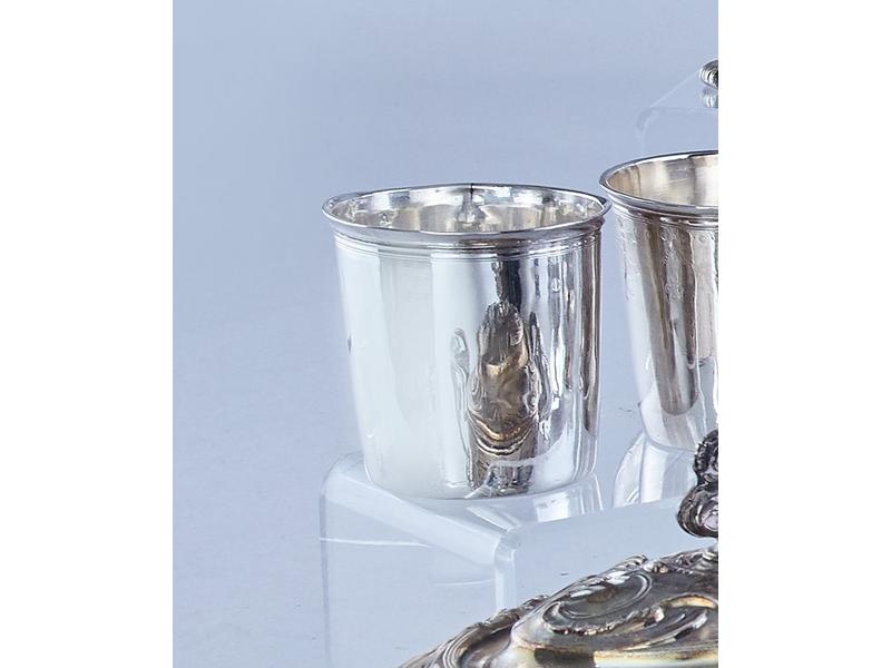 PETITE TIMBALE en argent uni.