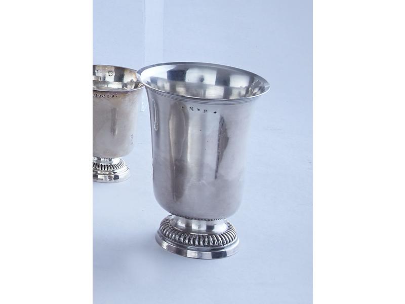 TIMBALE de forme tulipe sur piédouche en...