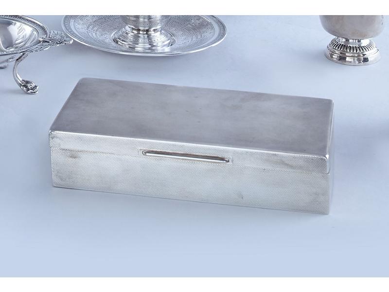 BOÎTE rectangulaire en argent guilloché,...