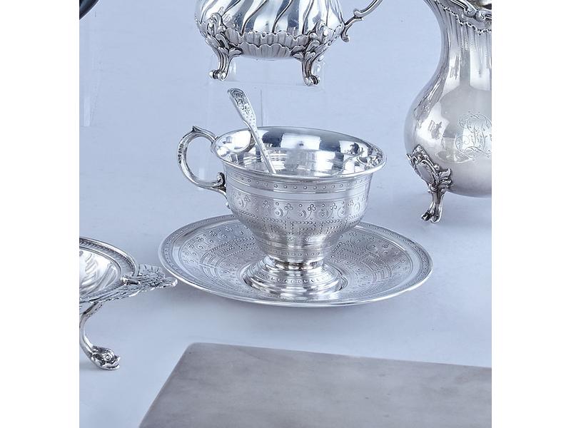 TASSE, SOUS-TASSE ET PETITE CUILLERE en argent...