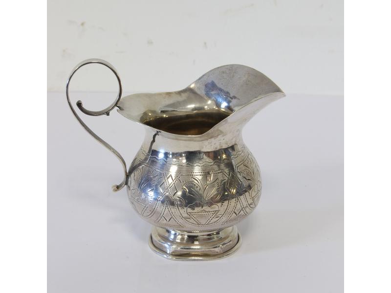 POT A LAIT sur piédouche en argent, à décor...