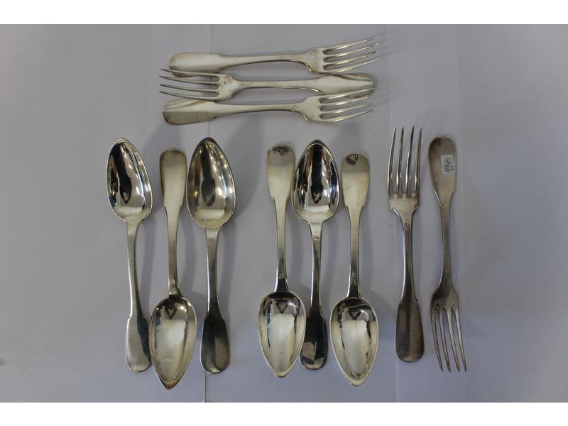 SUITE DE SIX GRANDES CUILLERES en argent...