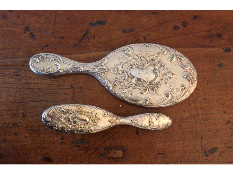 MIROIR A MAIN et BROSSE en argent, ciselés...