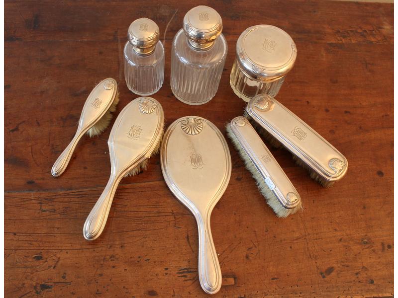NECESSAIRE DE TOILETTE en argent, modèle...