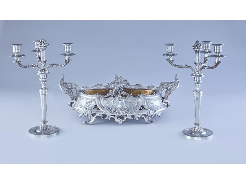 PAIRE DE CANDELABRES en bronze argenté, à...