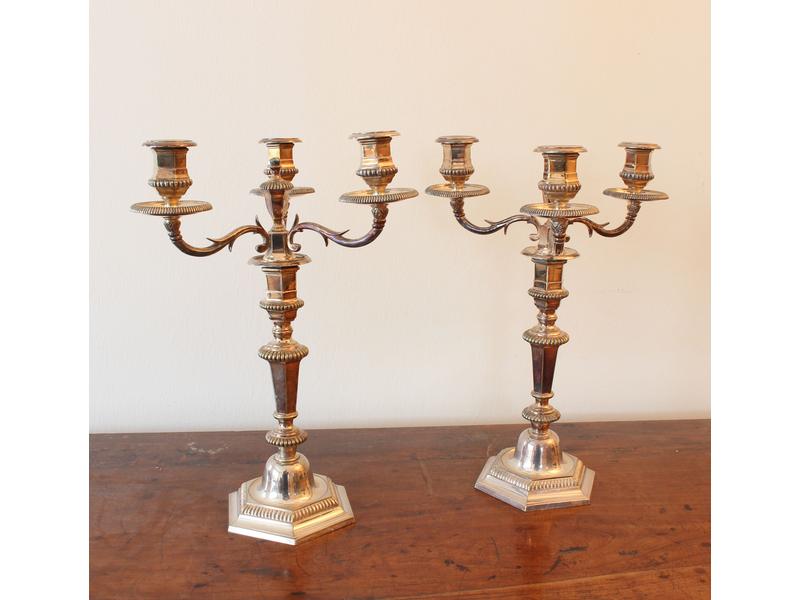 PAIRE DE CANDELABRES à trois bras de lumières...
