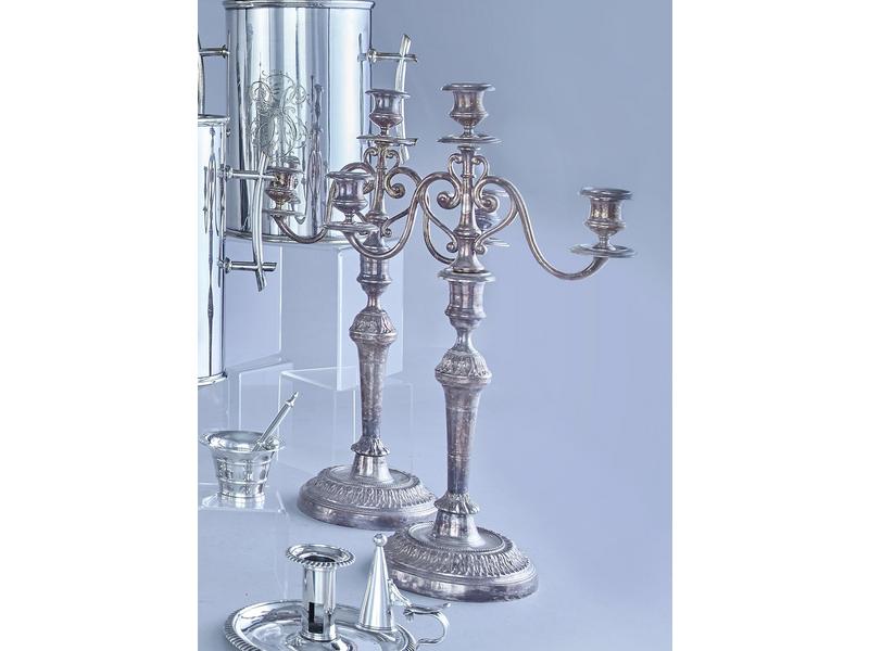 PAIRE DE CANDELABRES en métal argenté à trois...