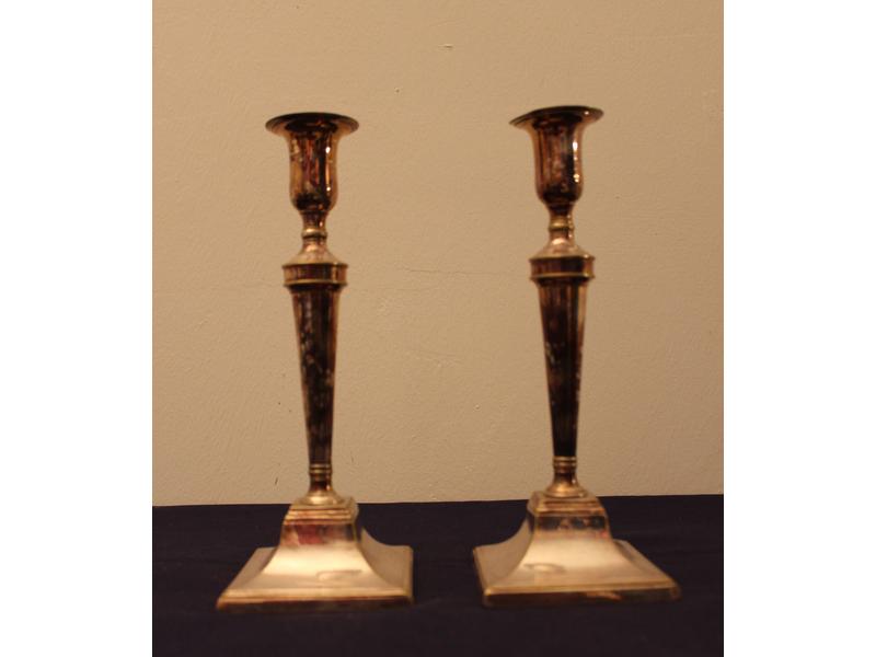 PAIRE DE FLAMBEAUX en bronze argenté, de...