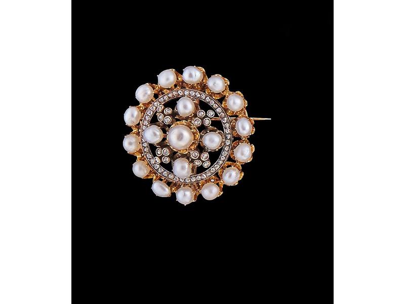 BROCHE en ors jaune et gris (18K), de forme...