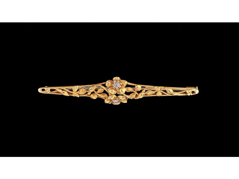 BROCHE BARRETTE en or jaune (18K) à décor...