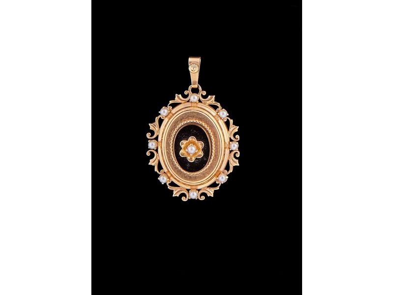 PENDENTIF ovale en or jaune (18K) et pierre...