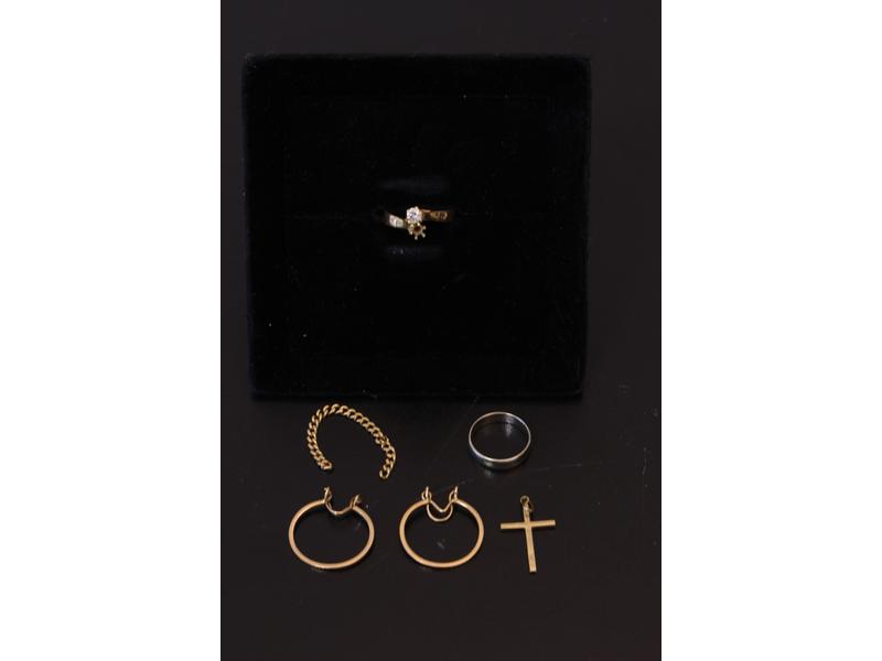 BAGUE en or jaune et petit diamant taille...