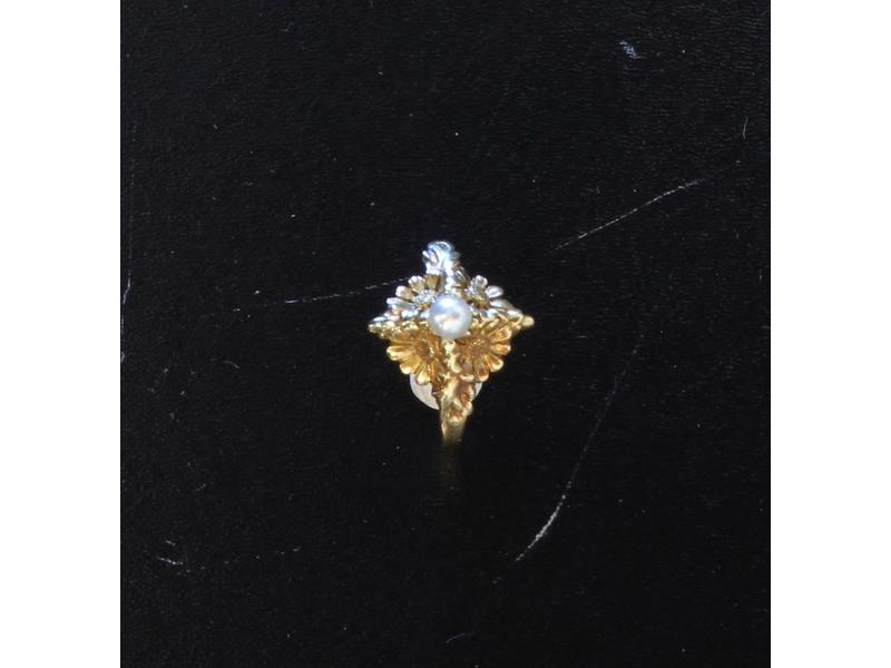 BAGUE en or jaune (18K) à décor finement...