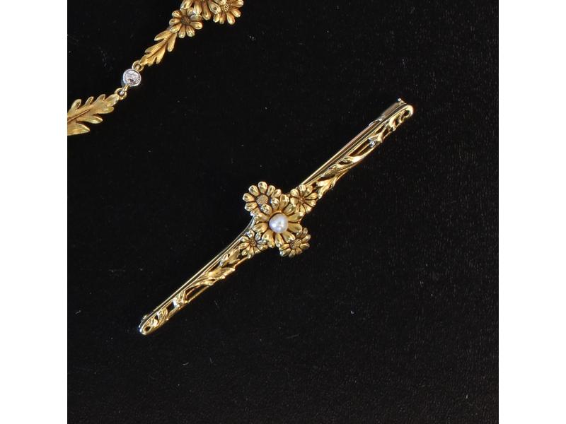 BROCHE BARRETTE en or jaune (18K) à décor...