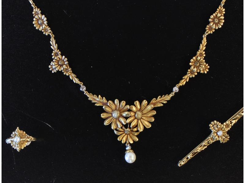 COLLIER en or jaune (18K) à 5 maillons finement...