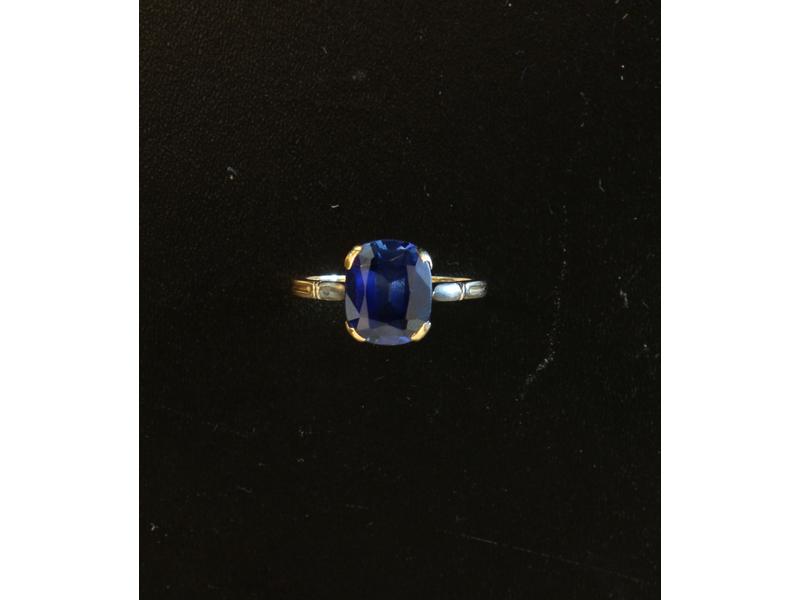 BAGUE en or jaune (18K) sertie d'un saphir...