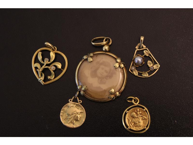CINQ PENDENTIFS en or jaune 18K, comprenant...