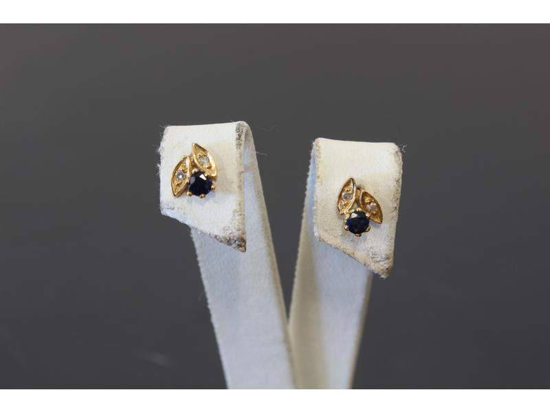 DEUX PAIRES DE CLOUS D'OREILLES en or jaune...