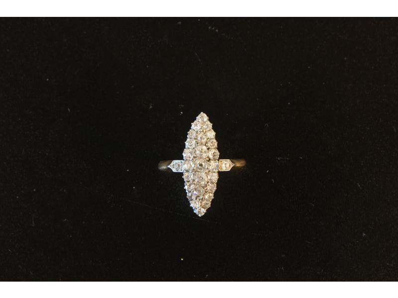 BAGUE marquise en or jaune (18K) et platine,...