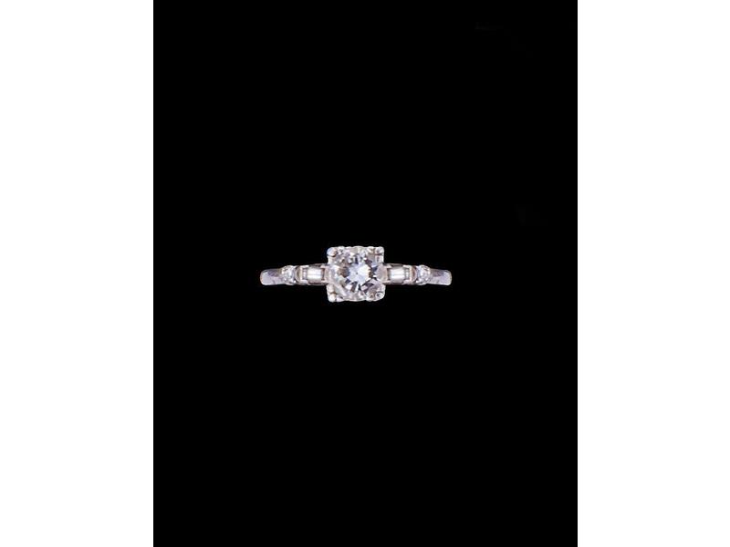 BAGUE en platine sertie d'un diamant demi-taille...