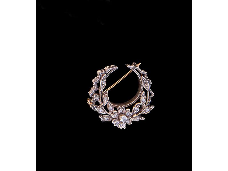 BROCHE en or jaune (18K) et argent, en forme...